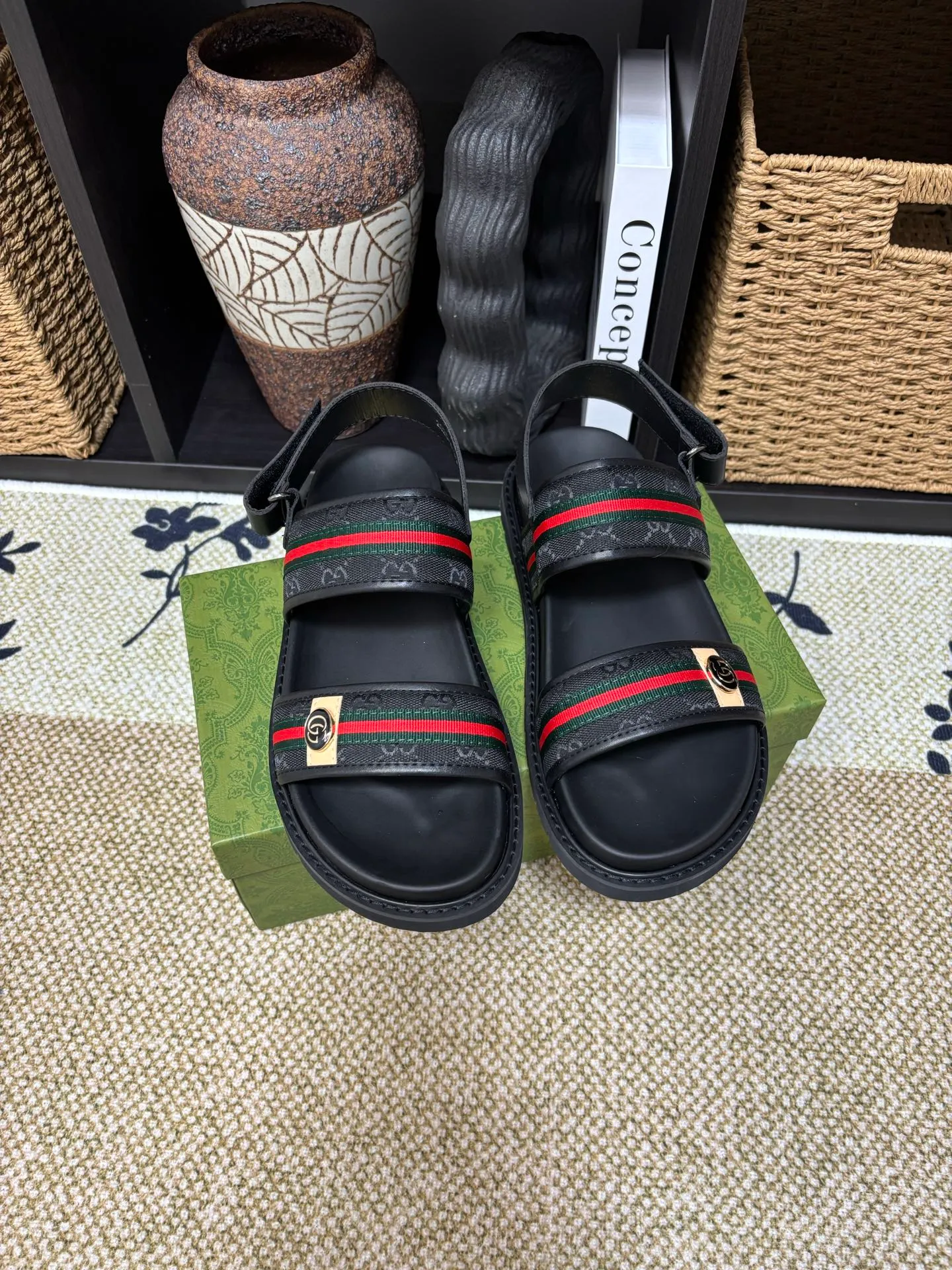 Factory 💰 300 yuan Gucci slippers] high-end men's shoes brand official website 1:1 latest masterpiece: original mold customization, the fabric is made of imported original materials, upgraded outsole, lighter and non-slip. The market's top quality, simple yet tasteful, a must-have for fashionistas, fashionable at your feet, full of confidence, the same style at the counter 👍The season of summer slippers is here. Code: 38-45 (45 customized)